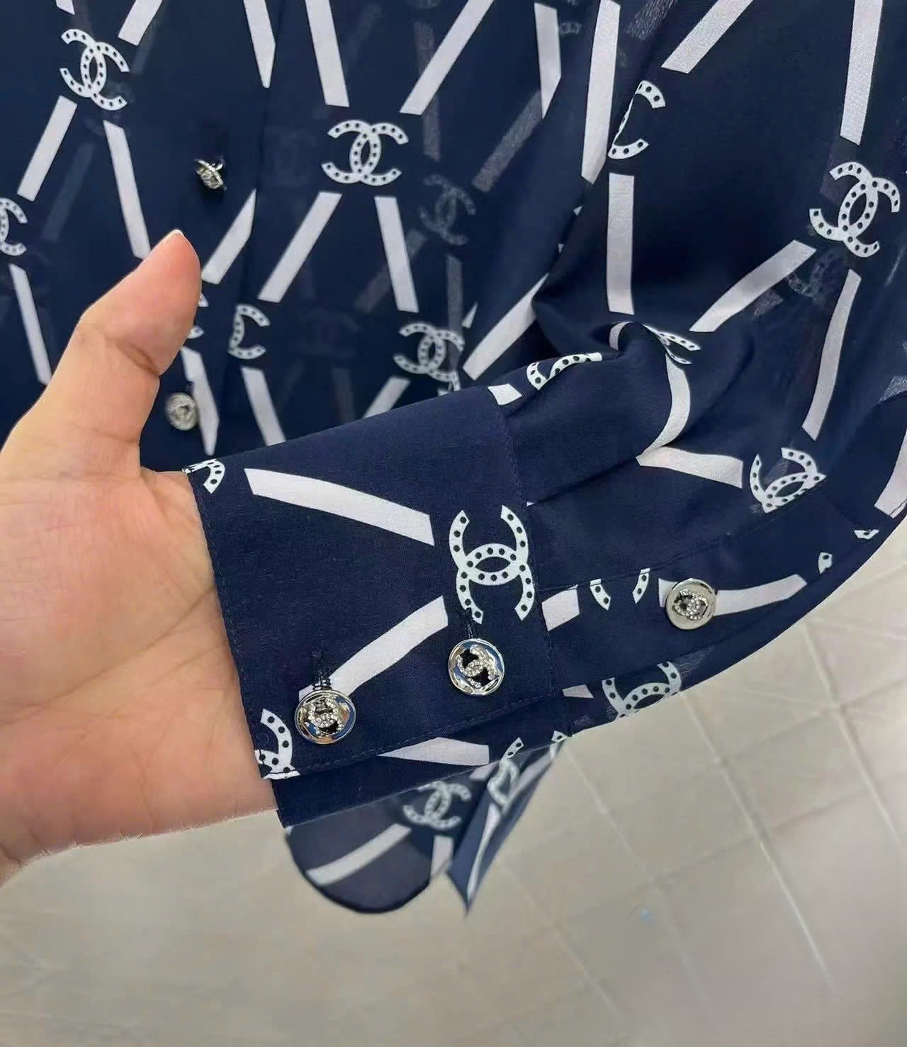 Áo sơ mi xanh dương đậm phối họa tiết logo trắng sọc chéo hãng Chanel 9