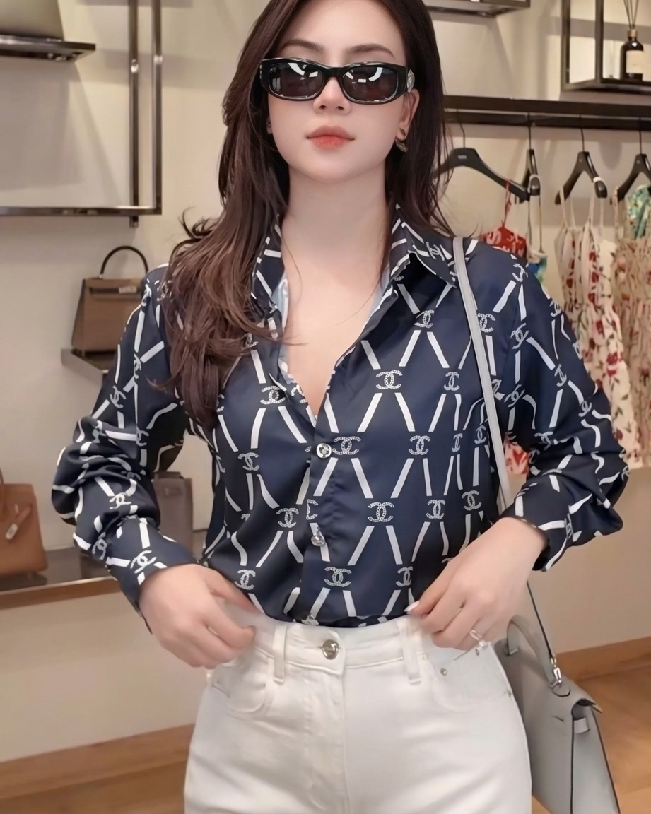 Áo sơ mi xanh dương đậm phối họa tiết logo trắng sọc chéo hãng Chanel 5