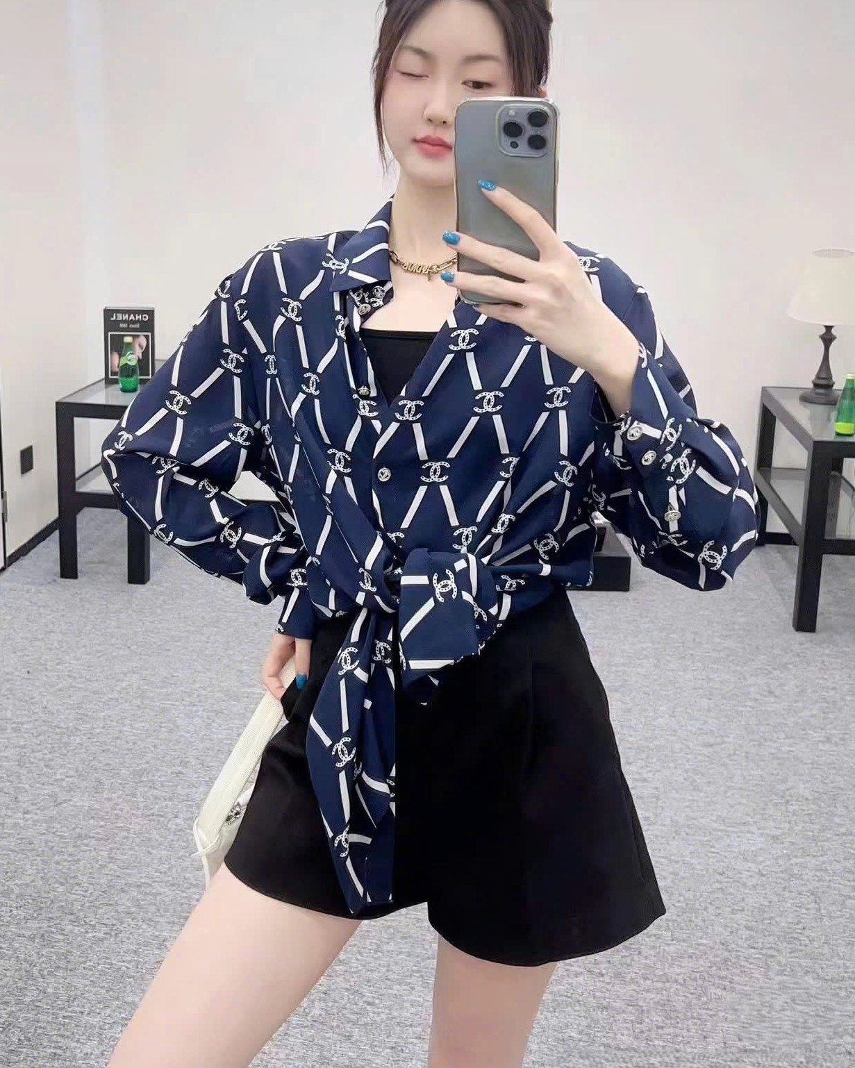 Áo sơ mi xanh dương đậm phối họa tiết logo trắng sọc chéo hãng Chanel 11