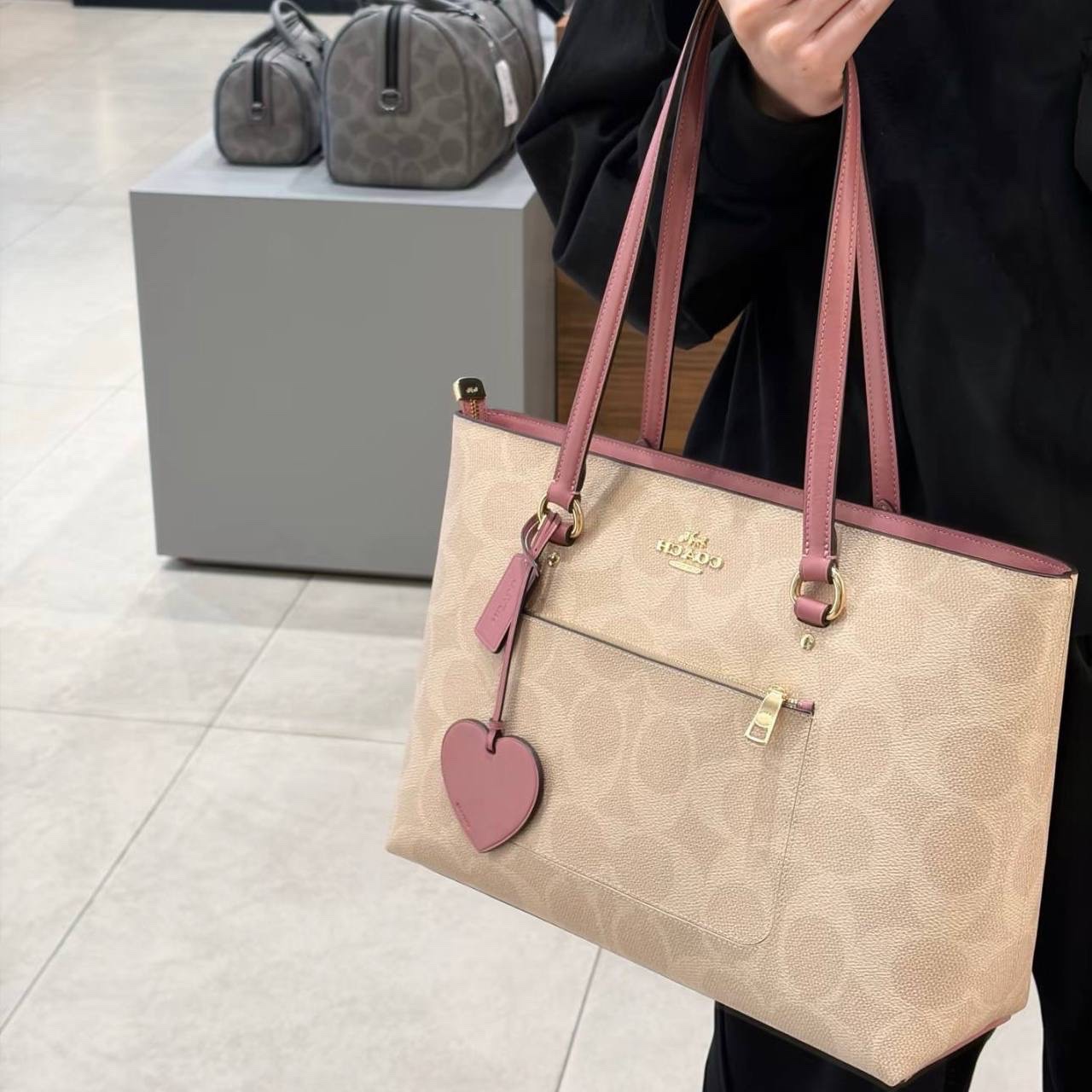 Túi Coach Station Tote Bag In Maxi Signature Canvas With Heart Charm CDB47 8