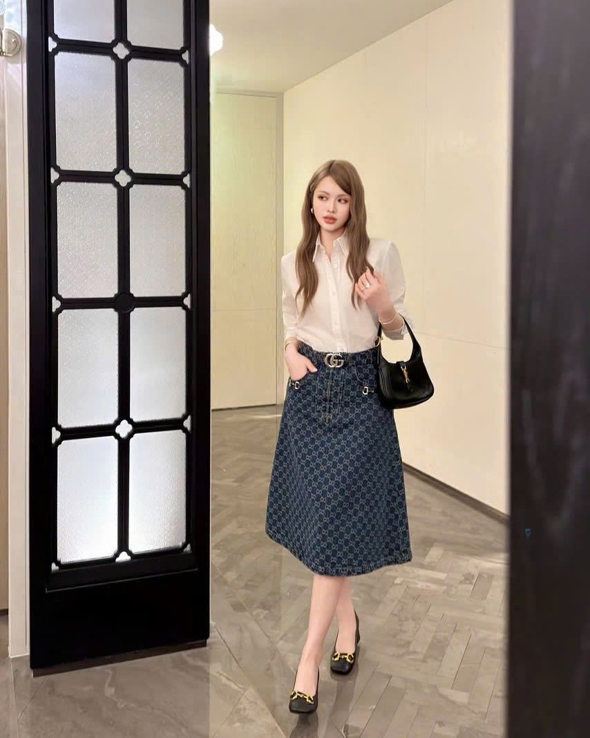 Váy xanh dài kèm thắt lưng Gucci 1