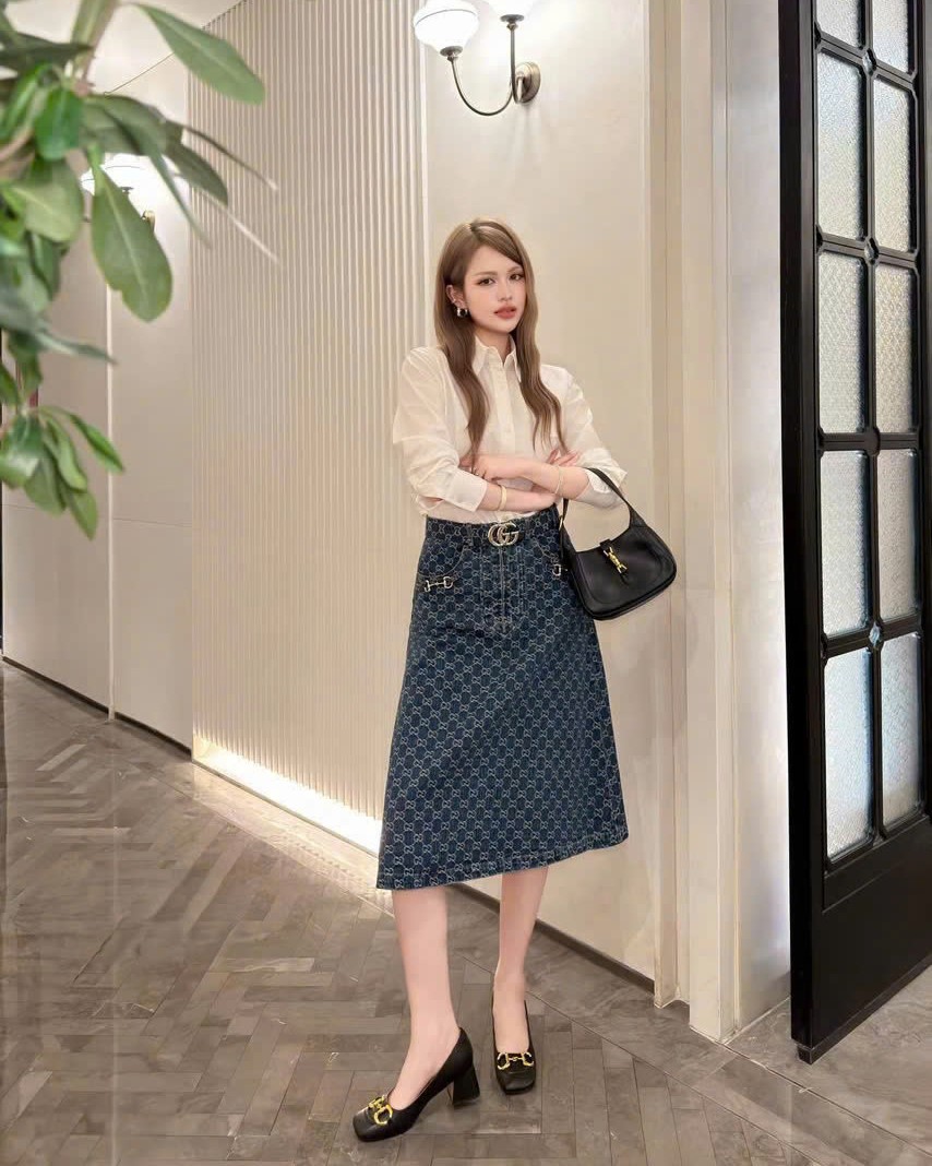 Váy xanh dài kèm thắt lưng Gucci 2