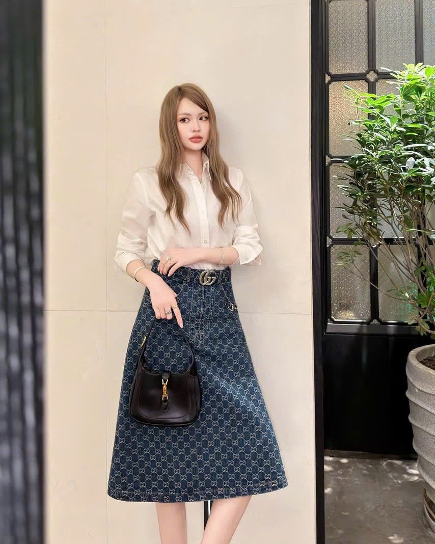 Váy xanh dài kèm thắt lưng Gucci 3