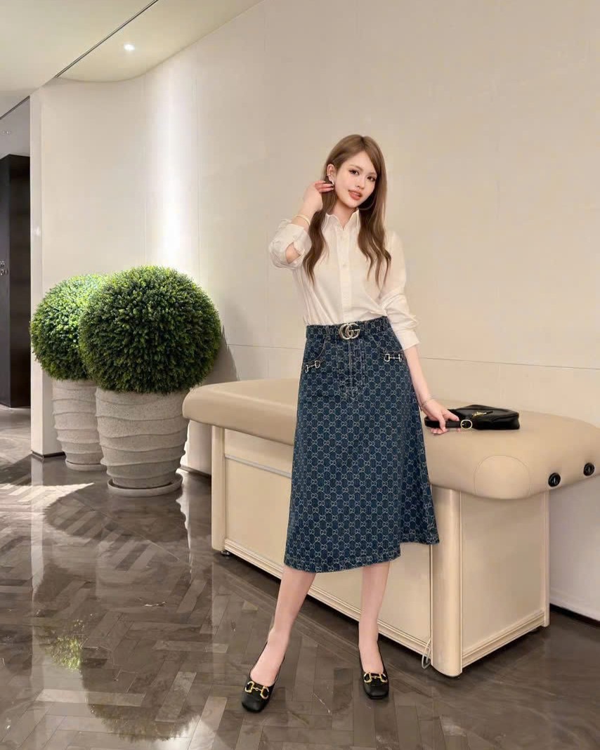 Váy xanh dài kèm thắt lưng Gucci 4