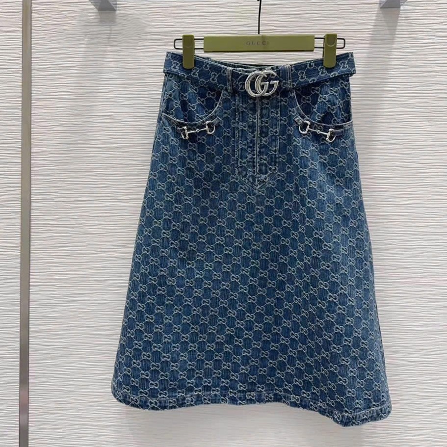 Váy xanh dài kèm thắt lưng Gucci 6