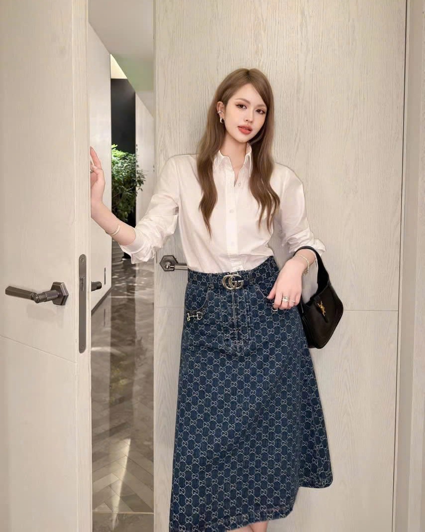 Váy xanh dài kèm thắt lưng Gucci 7