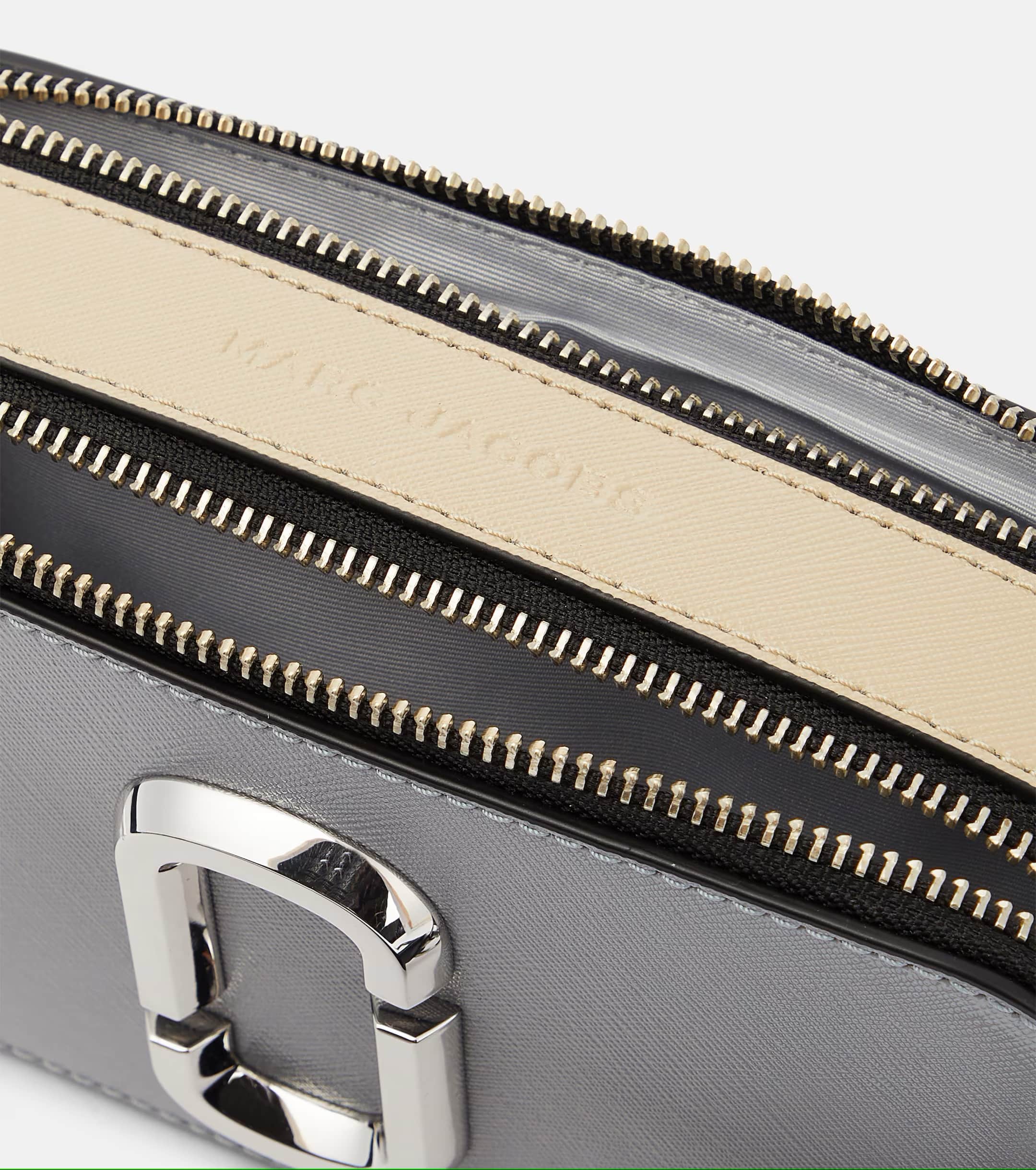 Túi đeo chéo nữ Marc Jacobs màu xám The Snapshot Crossbody Bag In Wolf Grey Multi 21
