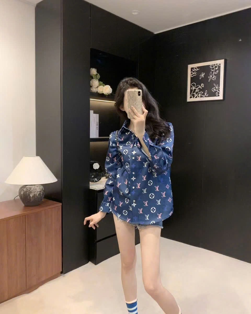 Áo sơ mi tay dài nữ xanh dương đậm họa tiết LV 1