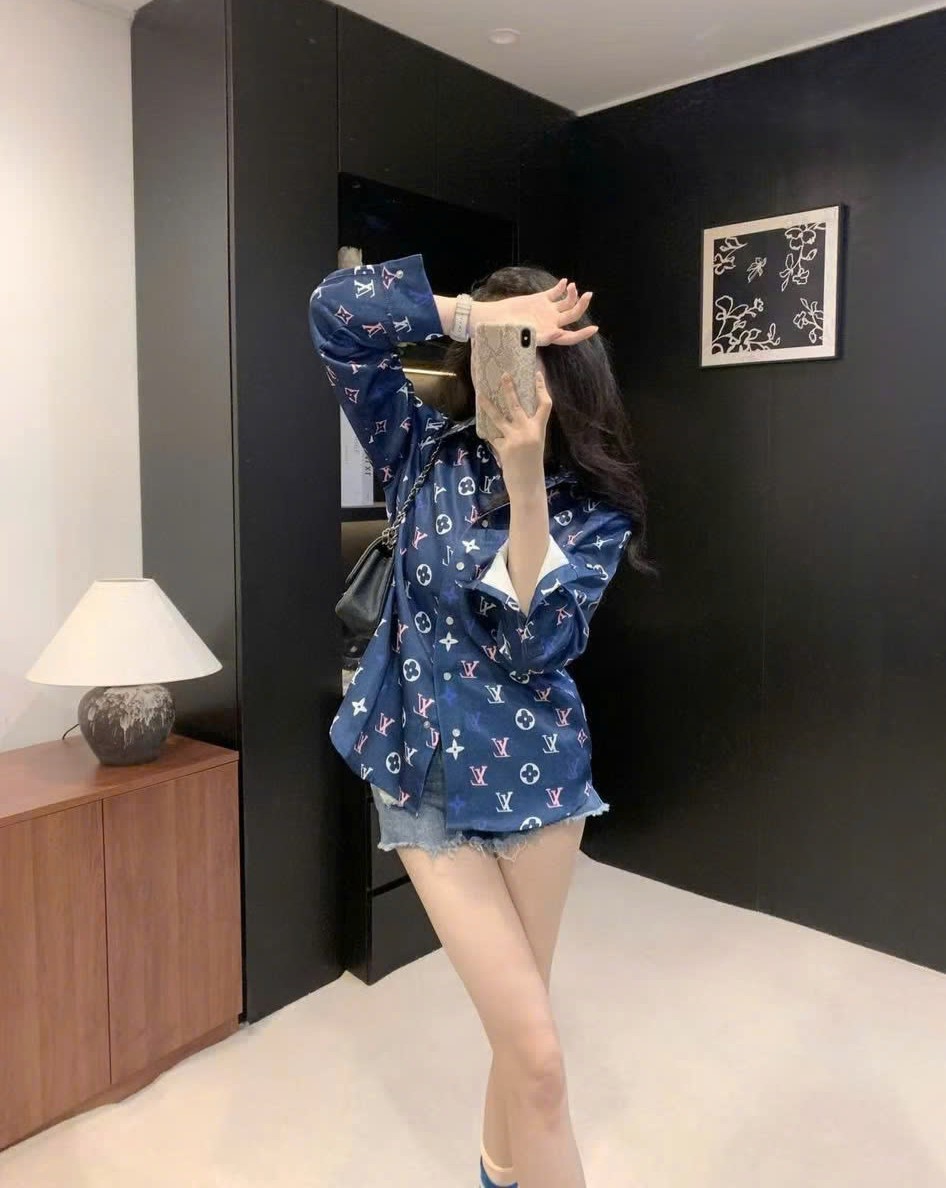 Áo sơ mi tay dài nữ xanh dương đậm họa tiết LV 2