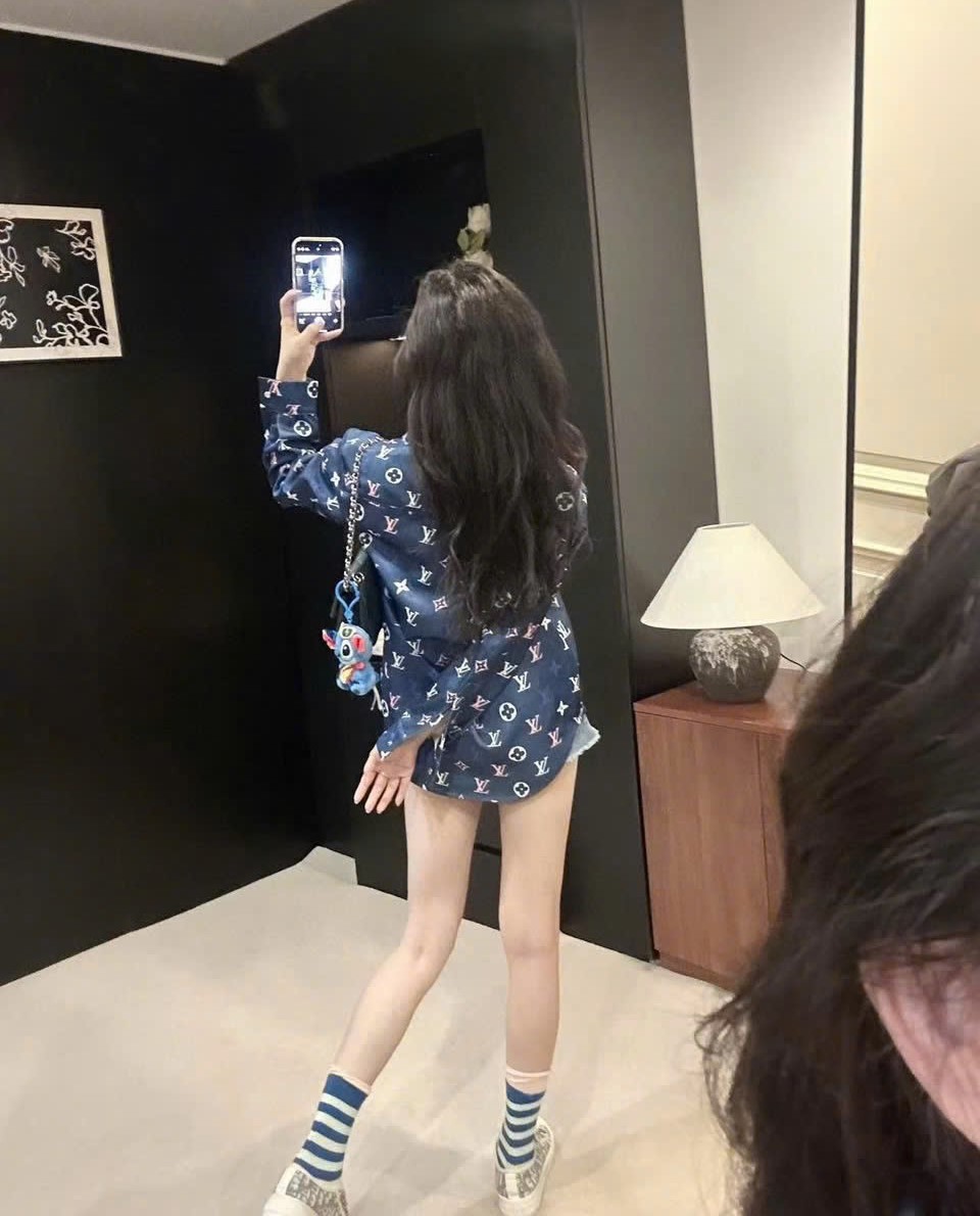 Áo sơ mi tay dài nữ xanh dương đậm họa tiết LV 5