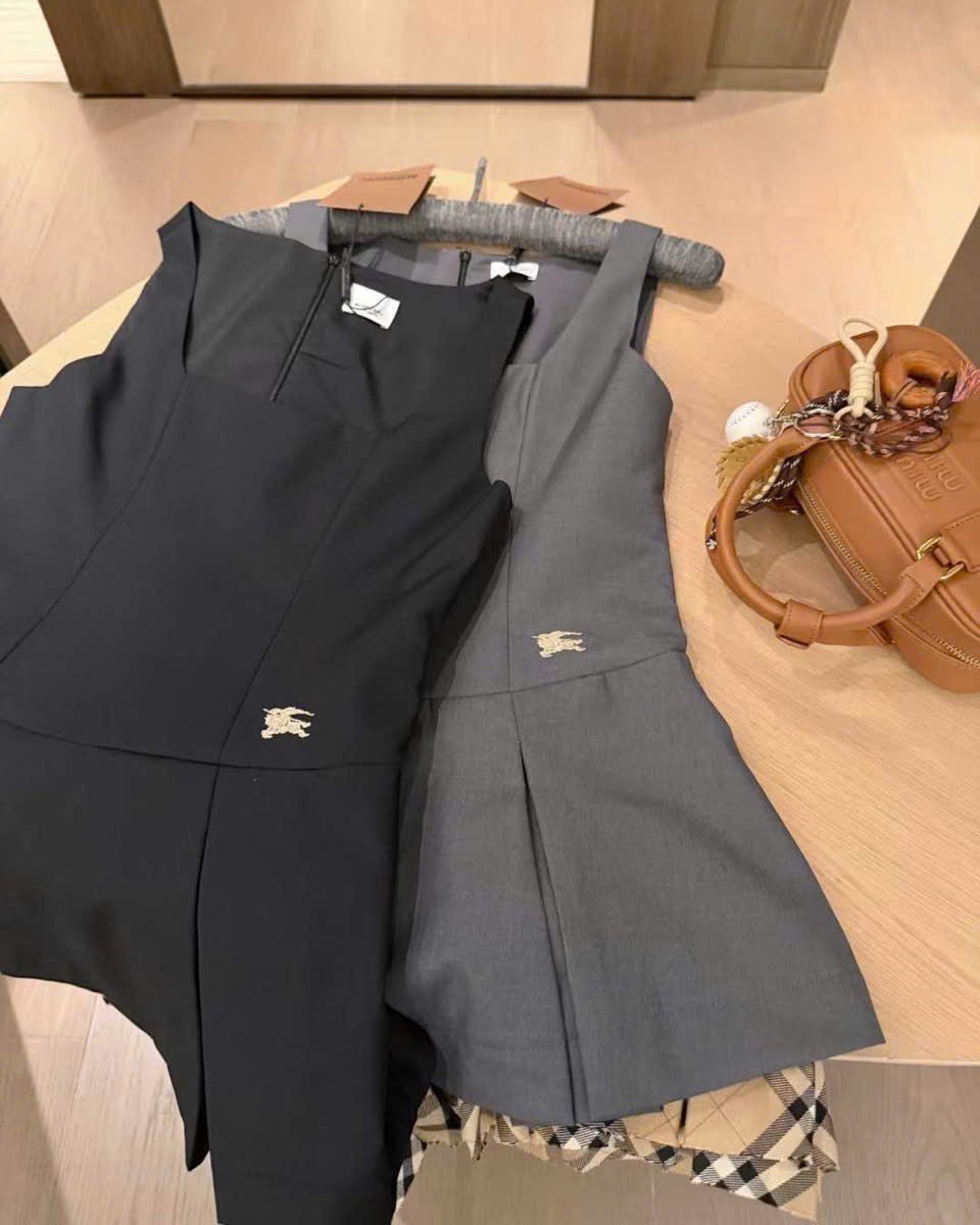 Đầm nữ Burberry cổ vuông sát nách phối nâu dáng xòe 1