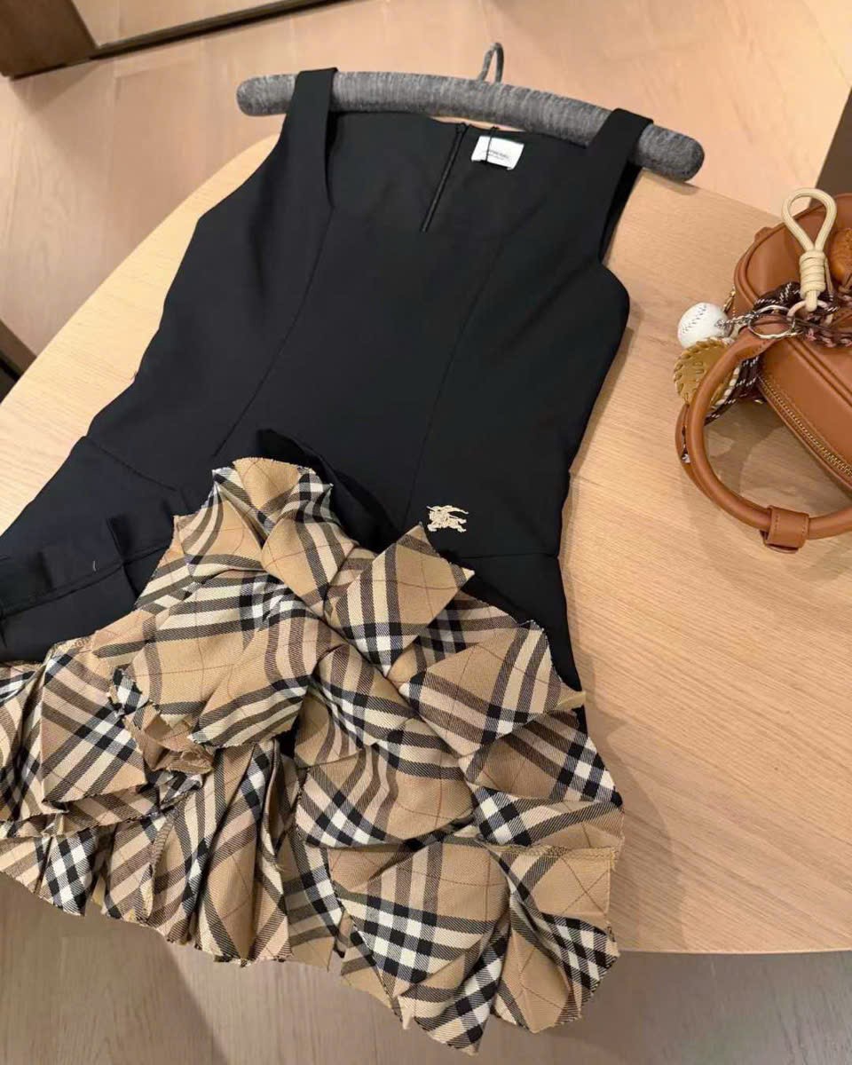 Đầm nữ Burberry cổ vuông sát nách phối nâu dáng xòe 3