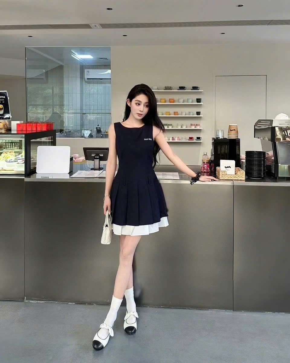 Áo đầm sát nách đen phối viền trắng Miu Miu 2