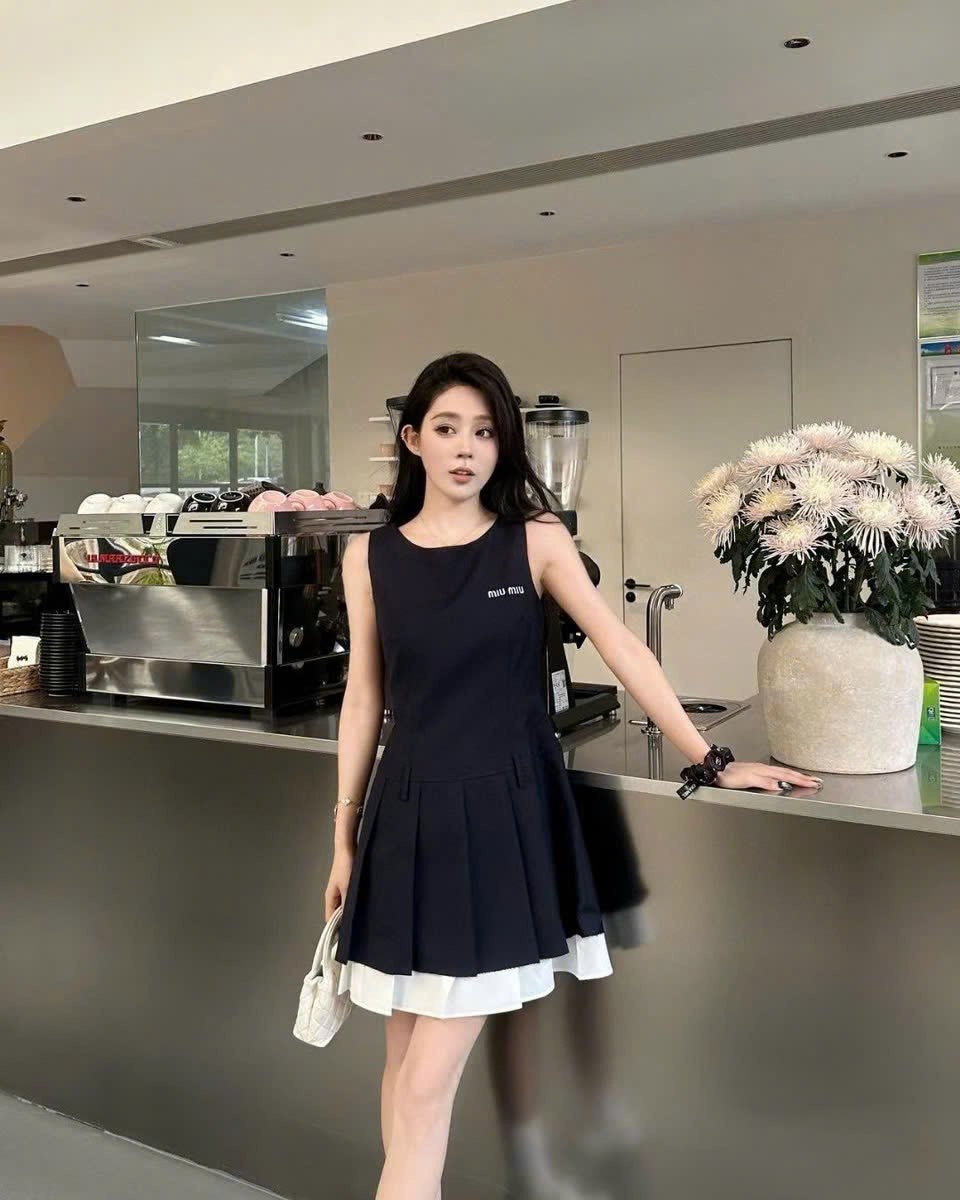 Áo đầm sát nách đen phối viền trắng Miu Miu 3