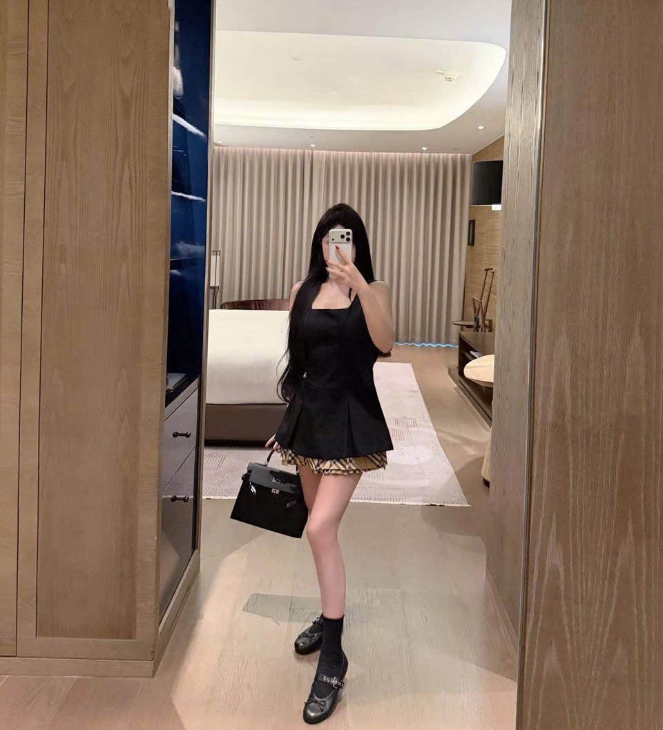 Đầm nữ Burberry cổ vuông sát nách phối nâu dáng xòe 5