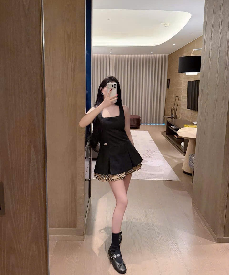 Đầm nữ Burberry cổ vuông sát nách phối nâu dáng xòe 6