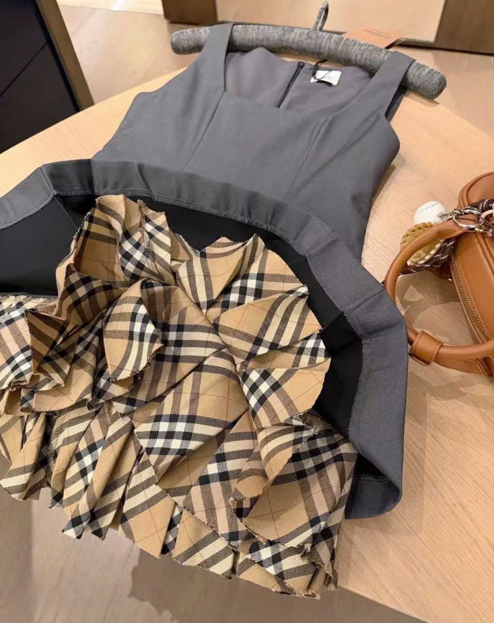 Đầm nữ Burberry cổ vuông sát nách phối nâu dáng xòe 7