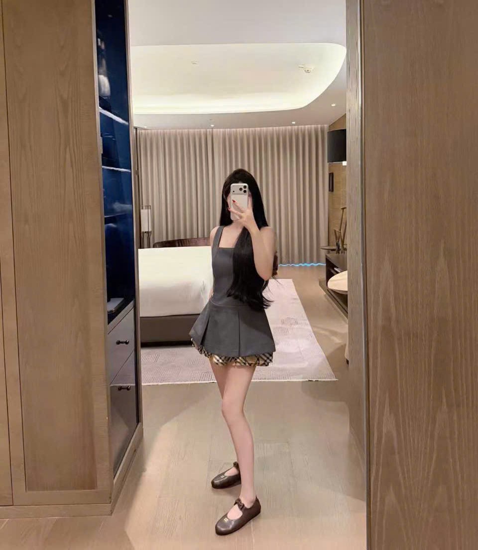Đầm nữ Burberry cổ vuông sát nách phối nâu dáng xòe 8