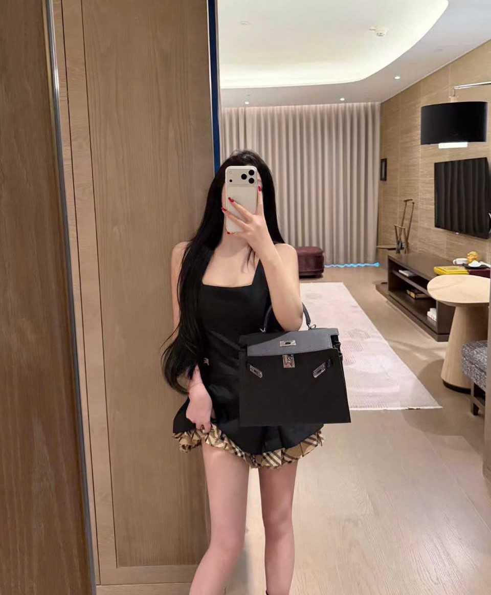Đầm nữ Burberry cổ vuông sát nách phối nâu dáng xòe 9