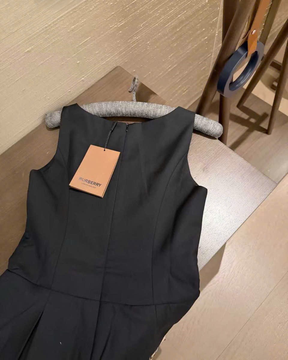 Đầm nữ Burberry cổ vuông sát nách phối nâu dáng xòe 10