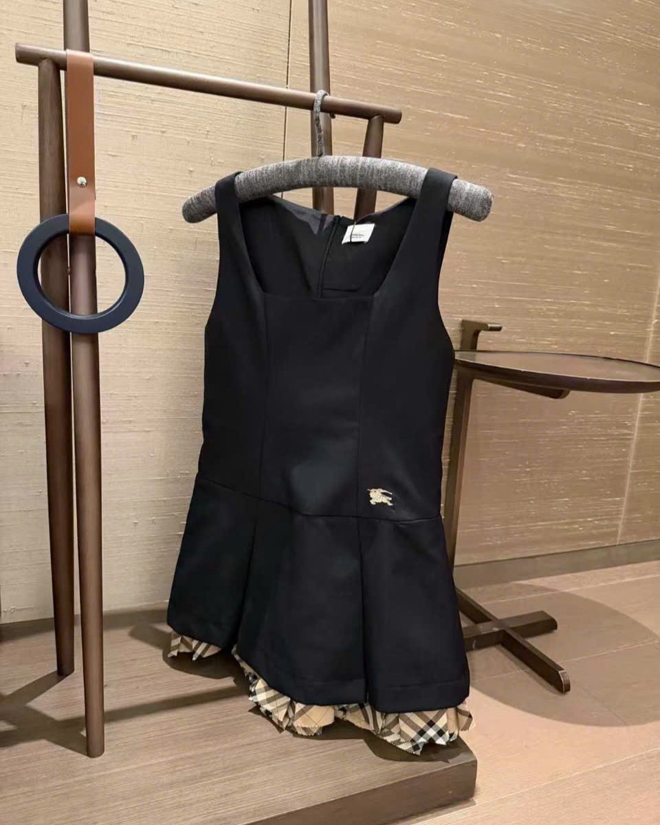 Đầm nữ Burberry cổ vuông sát nách phối nâu dáng xòe 11