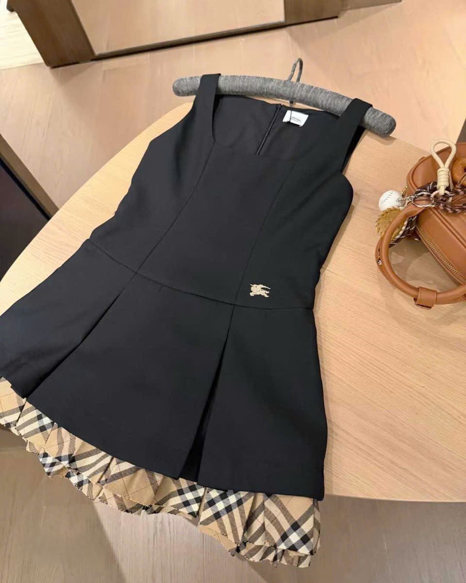 Đầm nữ Burberry cổ vuông sát nách phối nâu dáng xòe 13