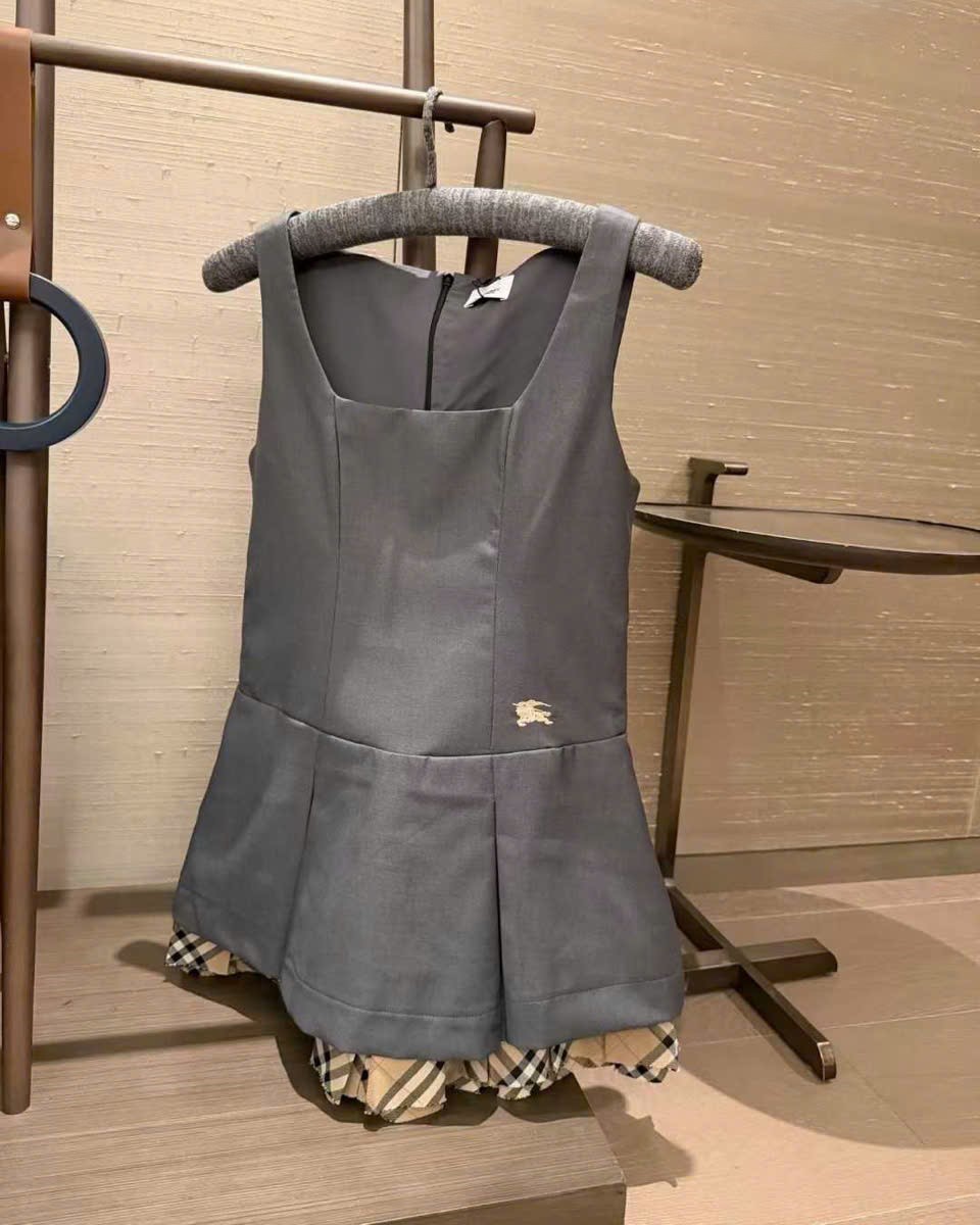 Đầm nữ Burberry cổ vuông sát nách phối nâu dáng xòe 14