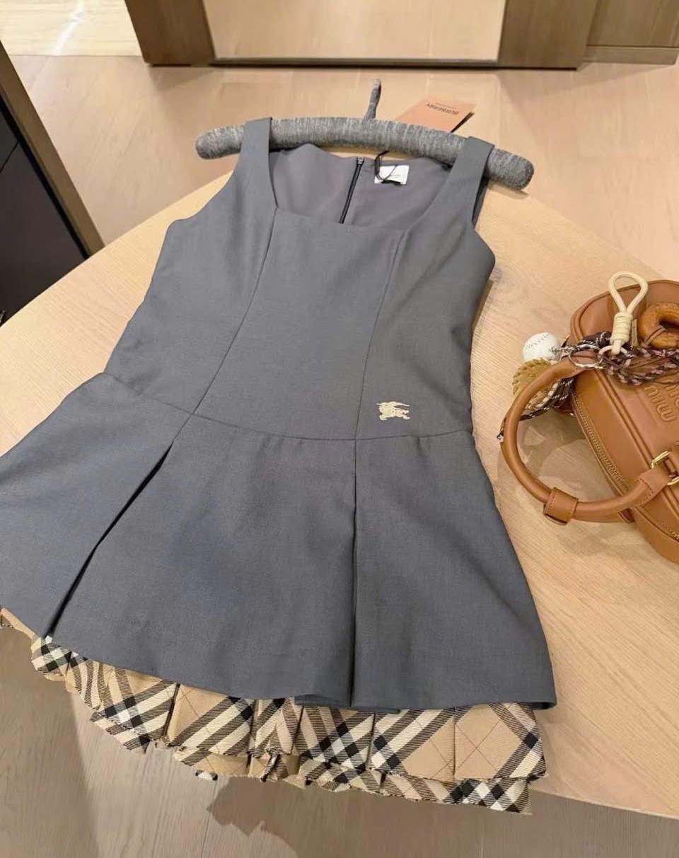 Đầm nữ Burberry cổ vuông sát nách phối nâu dáng xòe 17
