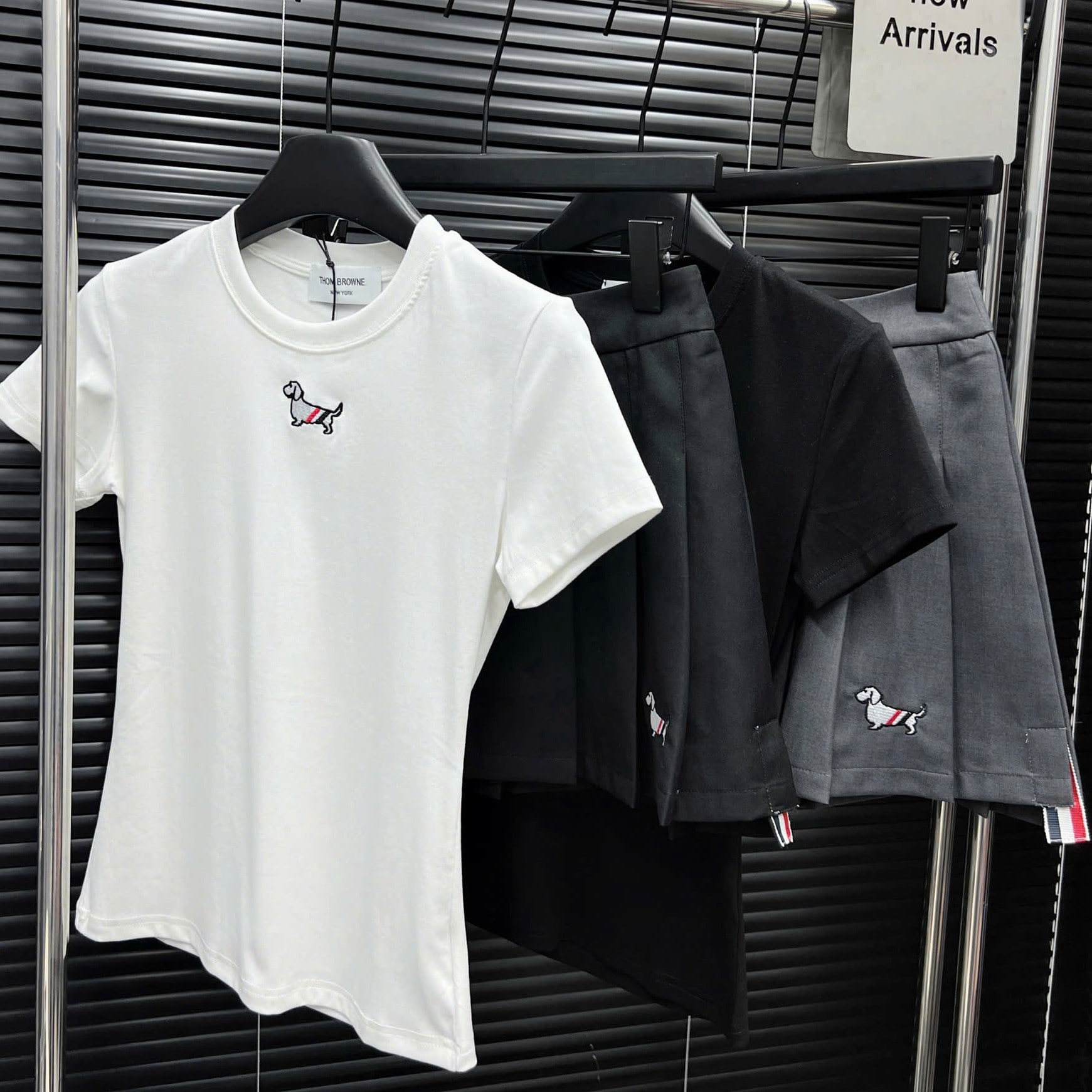 Set bộ áo thun chó váy xếp ly Thom Browne 2
