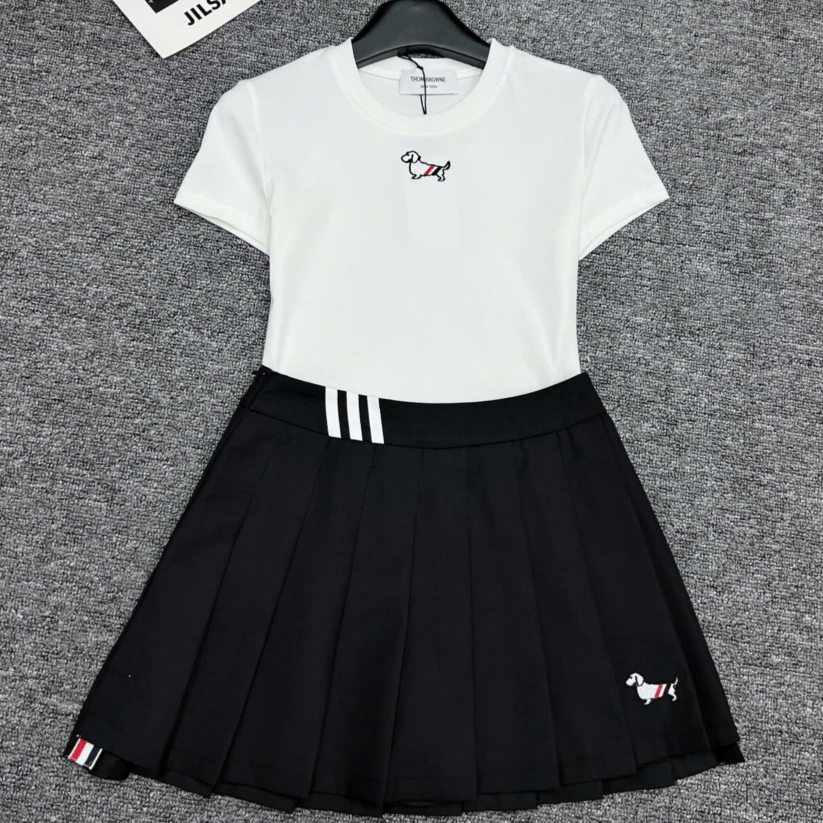 Set bộ áo thun chó váy xếp ly Thom Browne 3