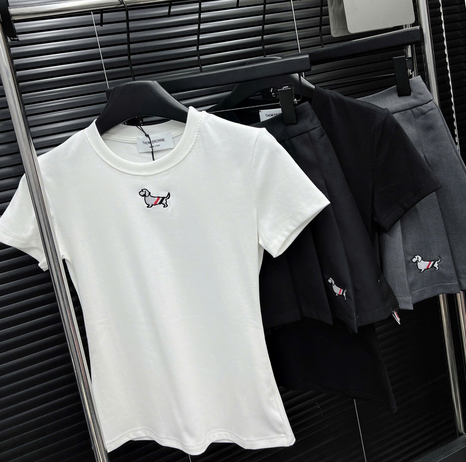 Set bộ áo thun chó váy xếp ly Thom Browne 1