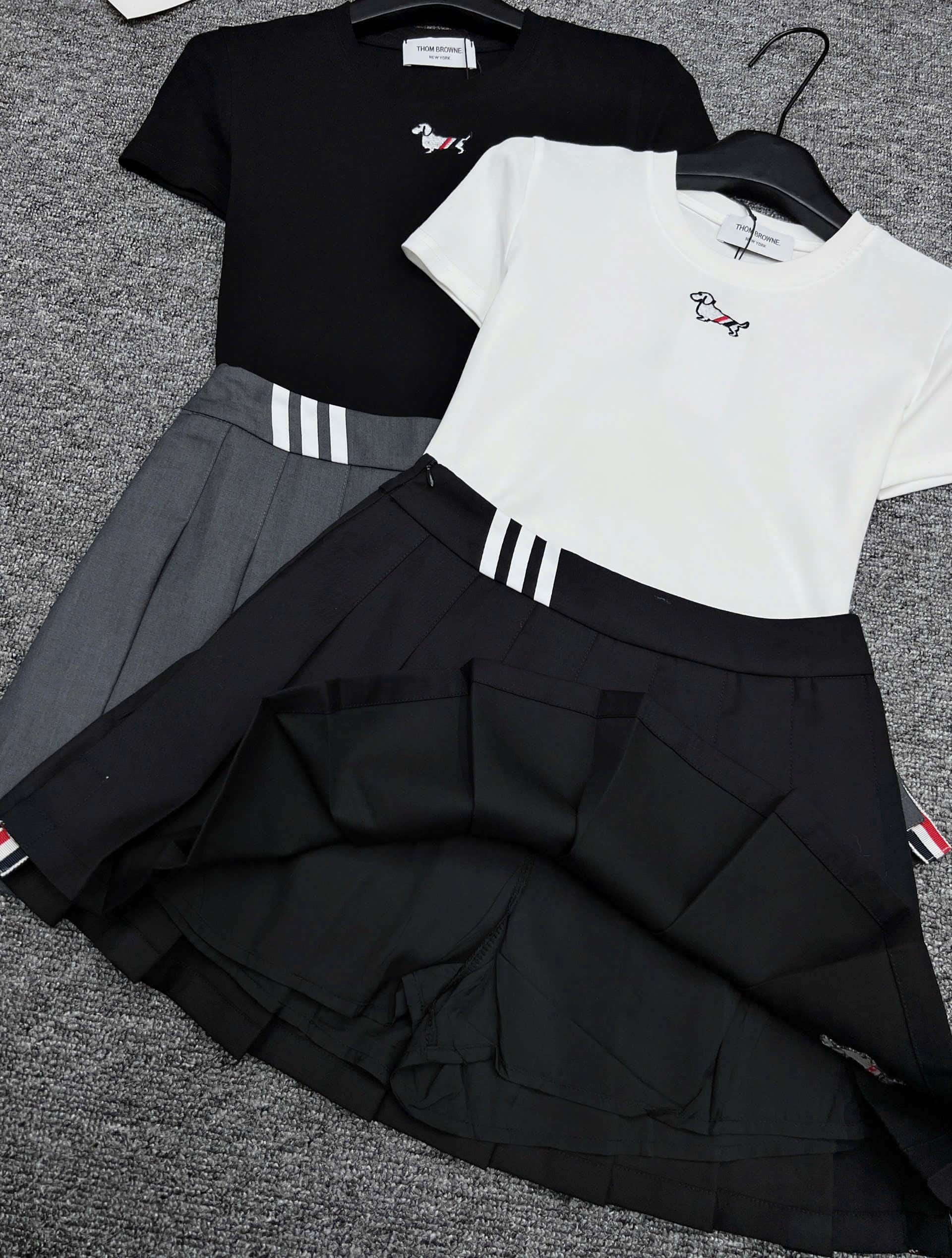 Set bộ áo thun chó váy xếp ly Thom Browne 6