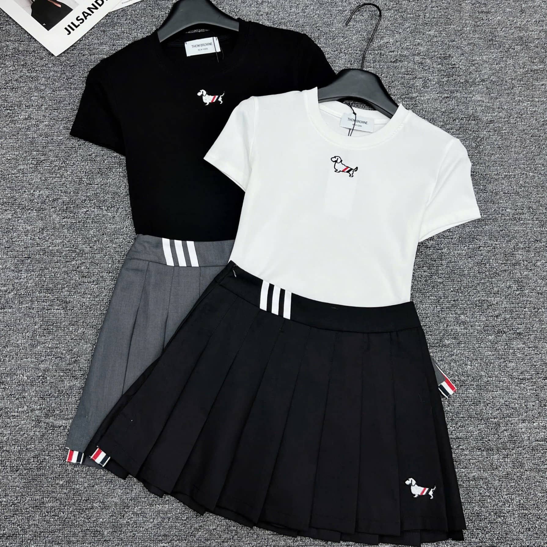 Set bộ áo thun chó váy xếp ly Thom Browne 7
