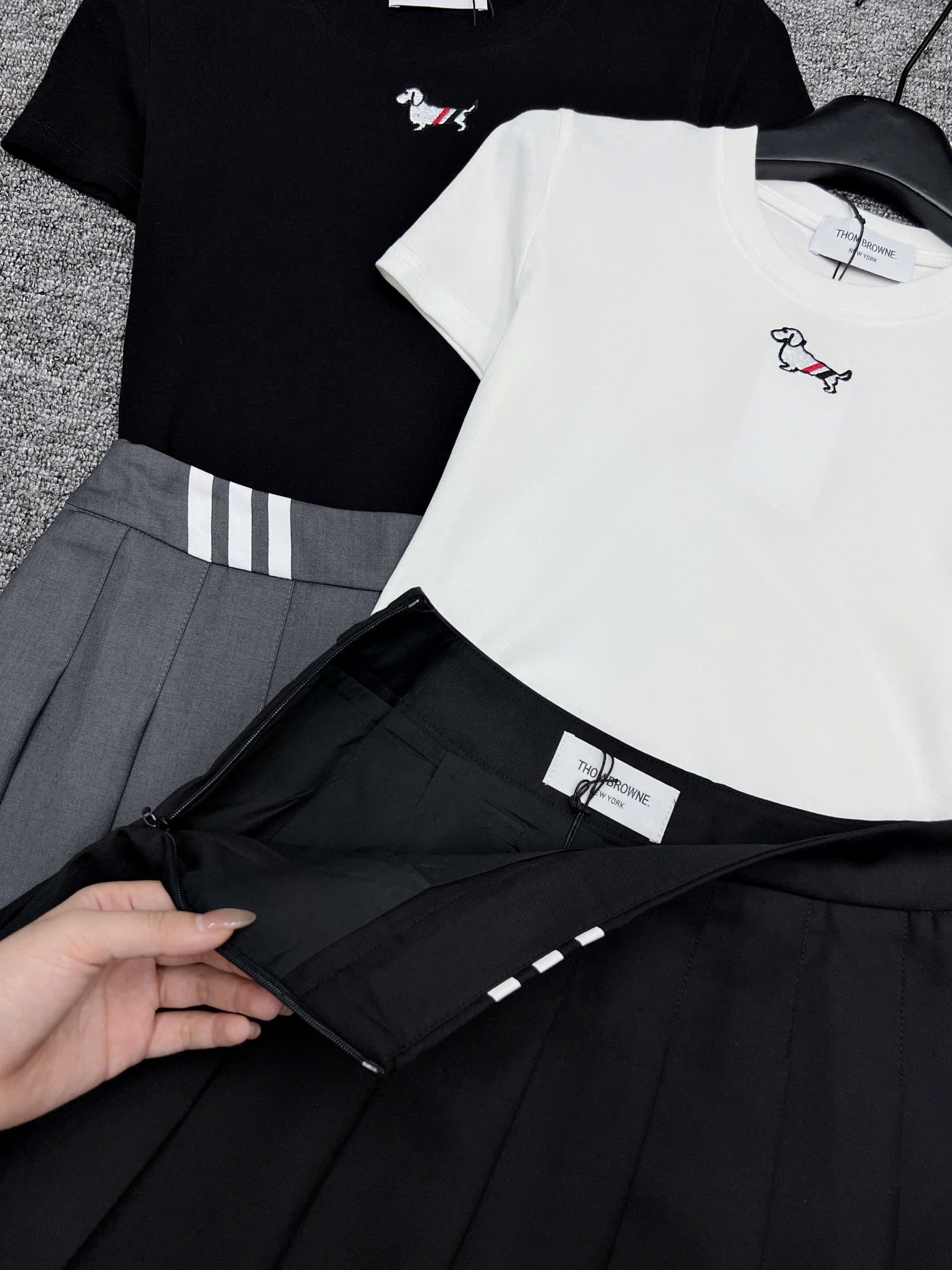 Set bộ áo thun chó váy xếp ly Thom Browne 9