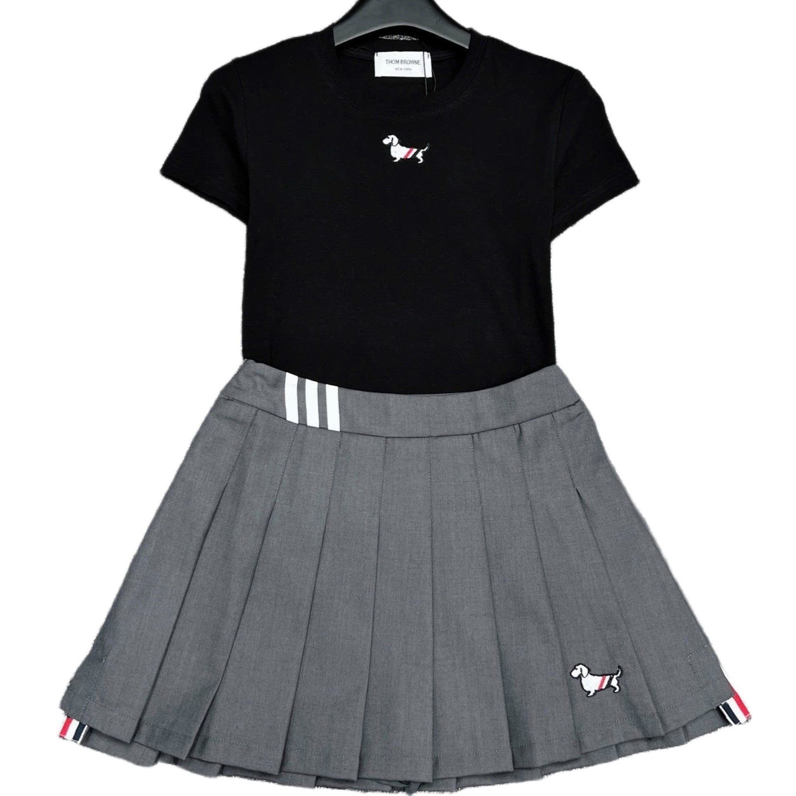 Set bộ áo thun chó váy xếp ly Thom Browne 12