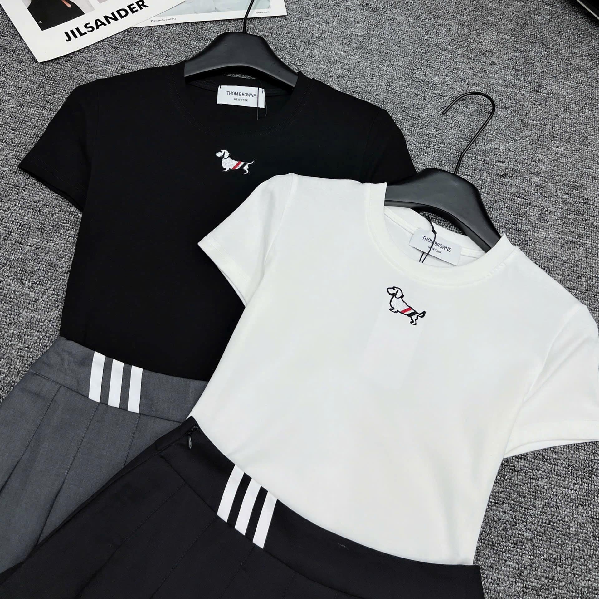 Set bộ áo thun chó váy xếp ly Thom Browne 13