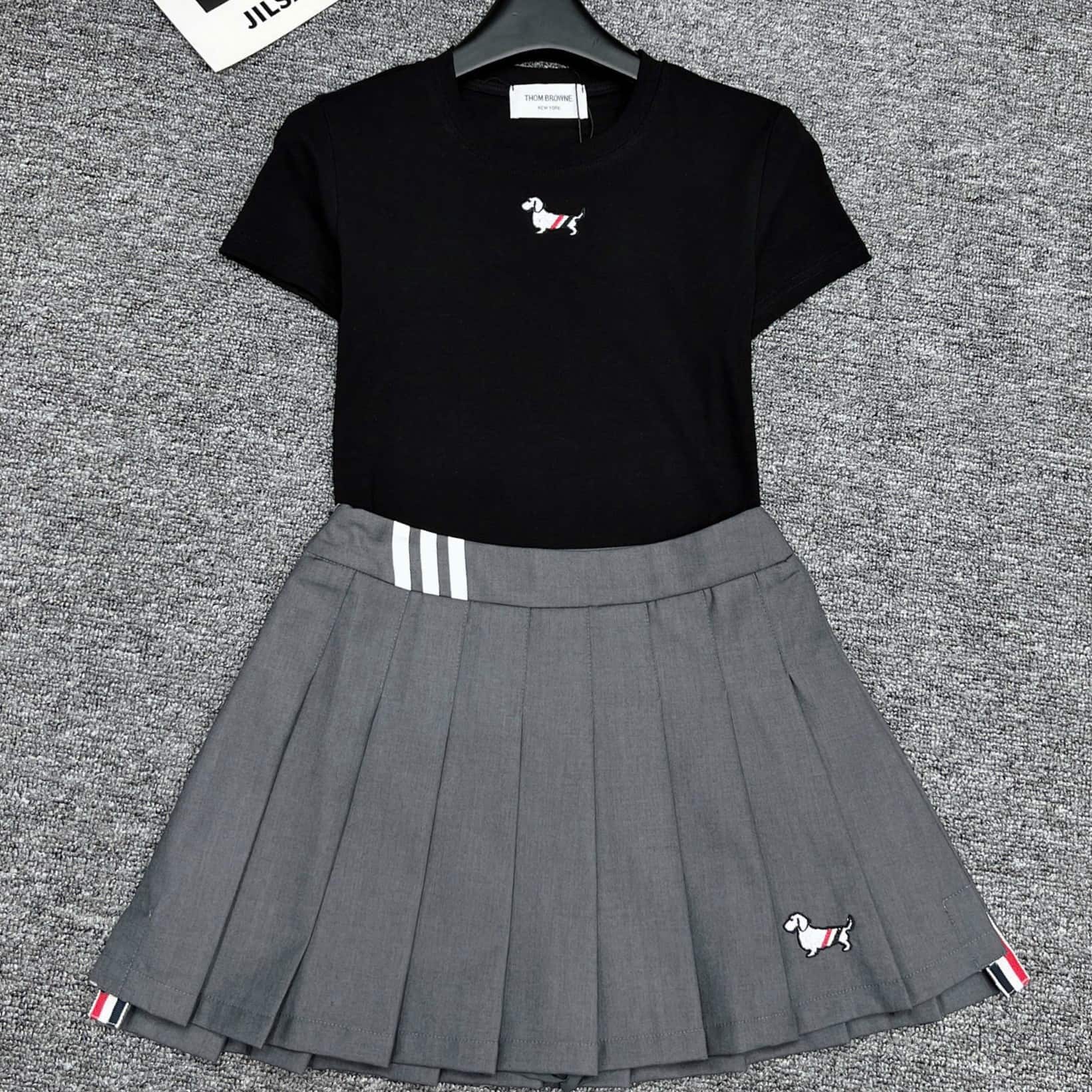 Set bộ áo thun chó váy xếp ly Thom Browne 15