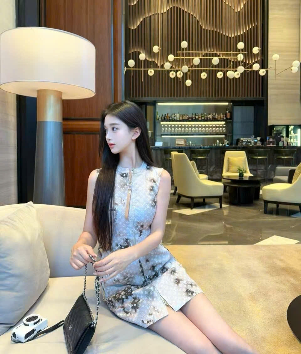 Áo đầm nữ LV sát nách màu loang nâu xám 3