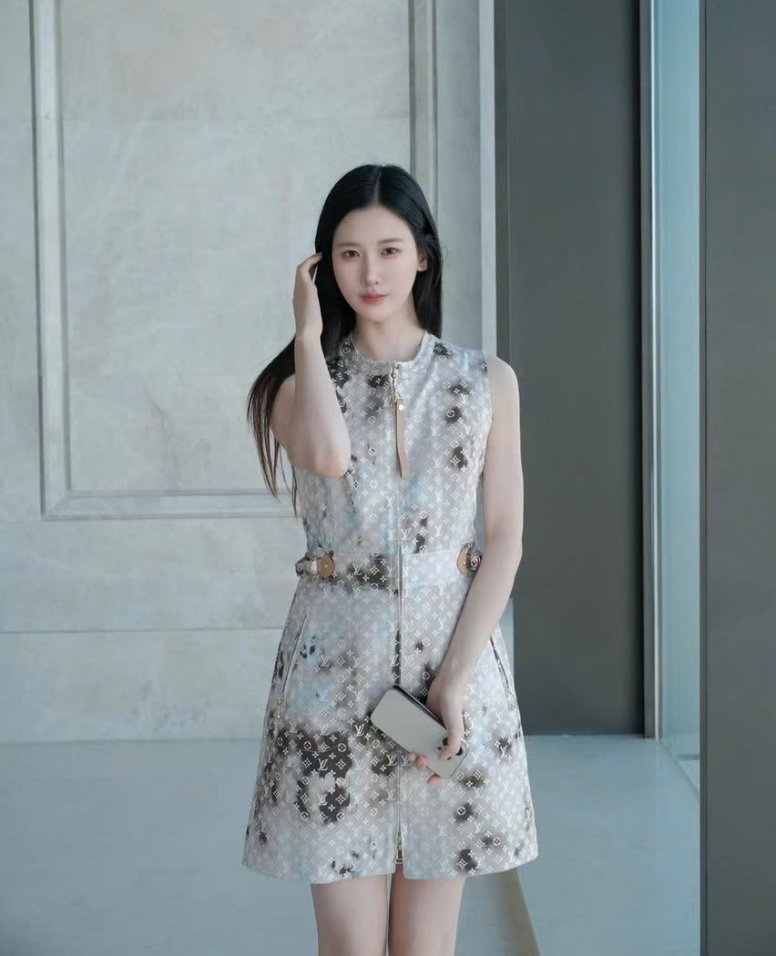 Áo đầm nữ LV sát nách màu loang nâu xám 5