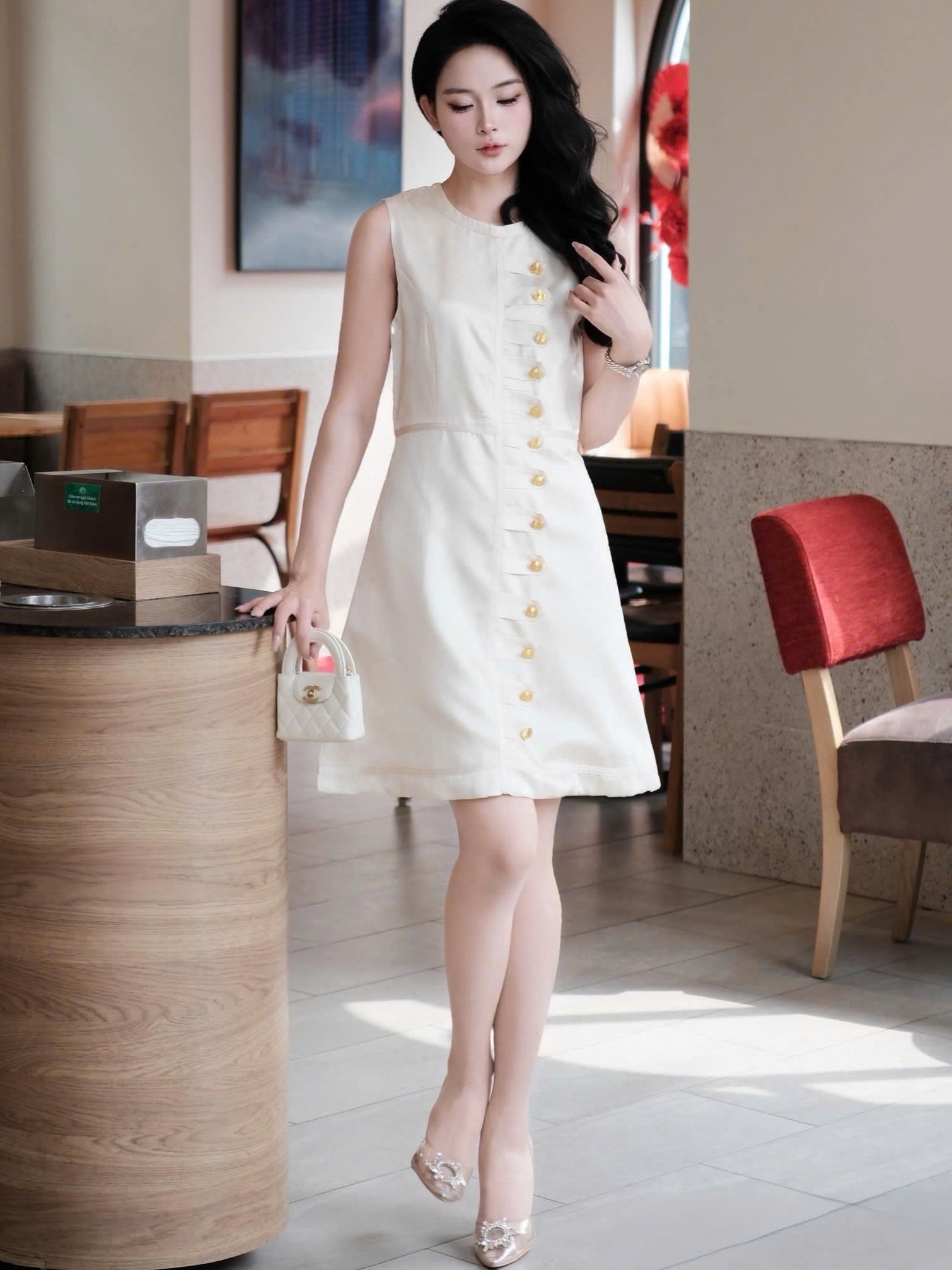 Áo đầm nữ sát nách cổ tròn đính nút vàng LV 11