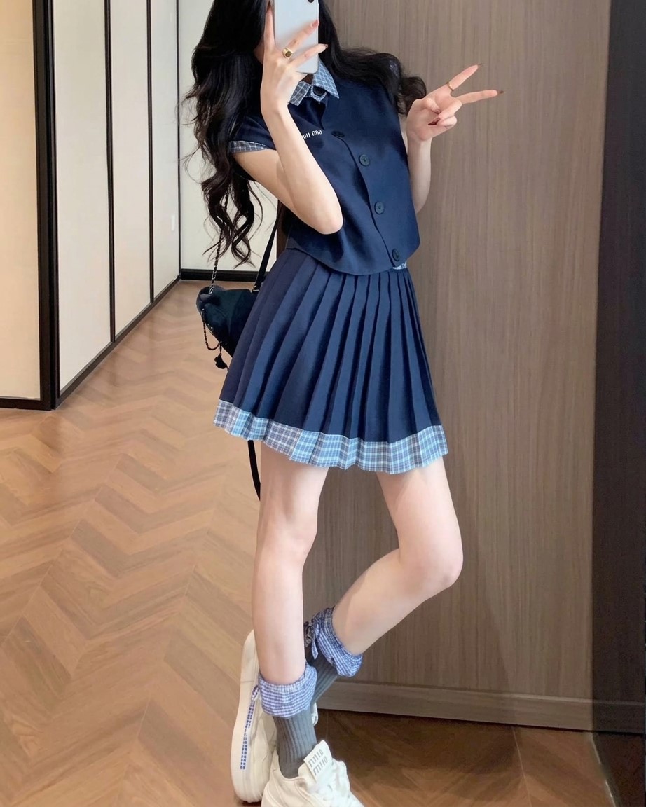 Set áo sát nách ngắn váy xếp ly xanh dương vàng Miu Miu 6