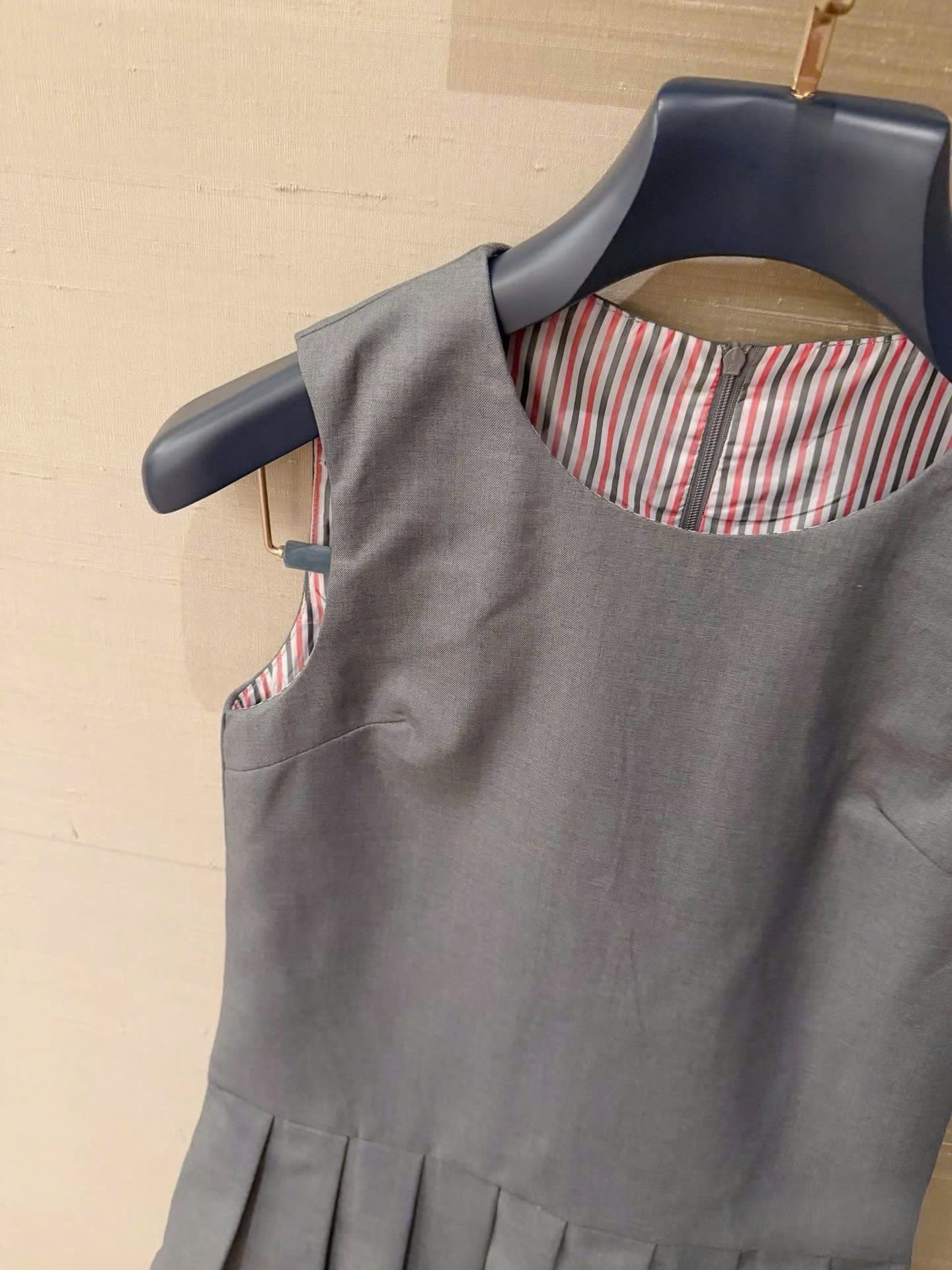 Áo đầm nữ xám sát nách dáng xếp ly Thom Browne 2