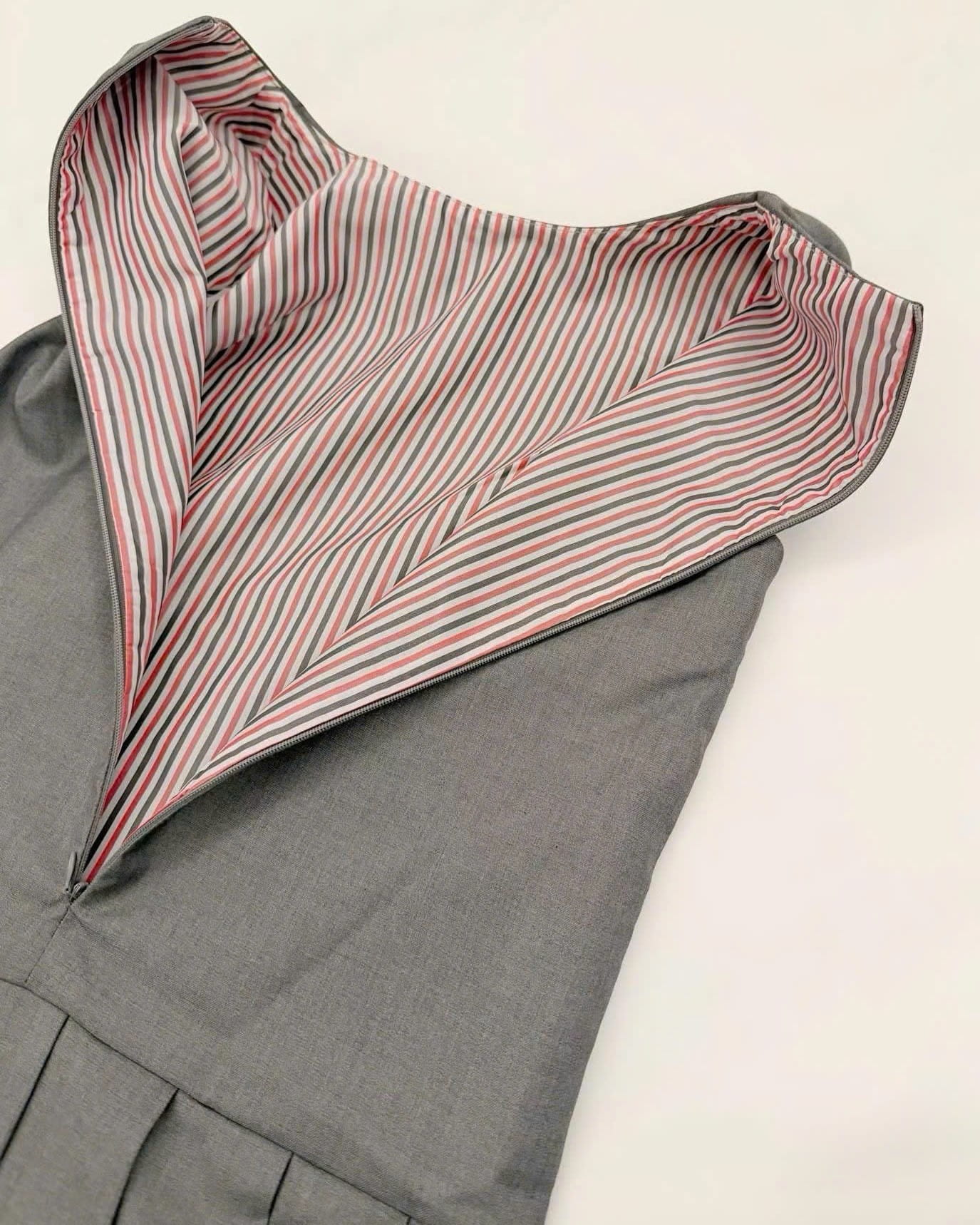 Áo đầm nữ xám sát nách dáng xếp ly Thom Browne 3