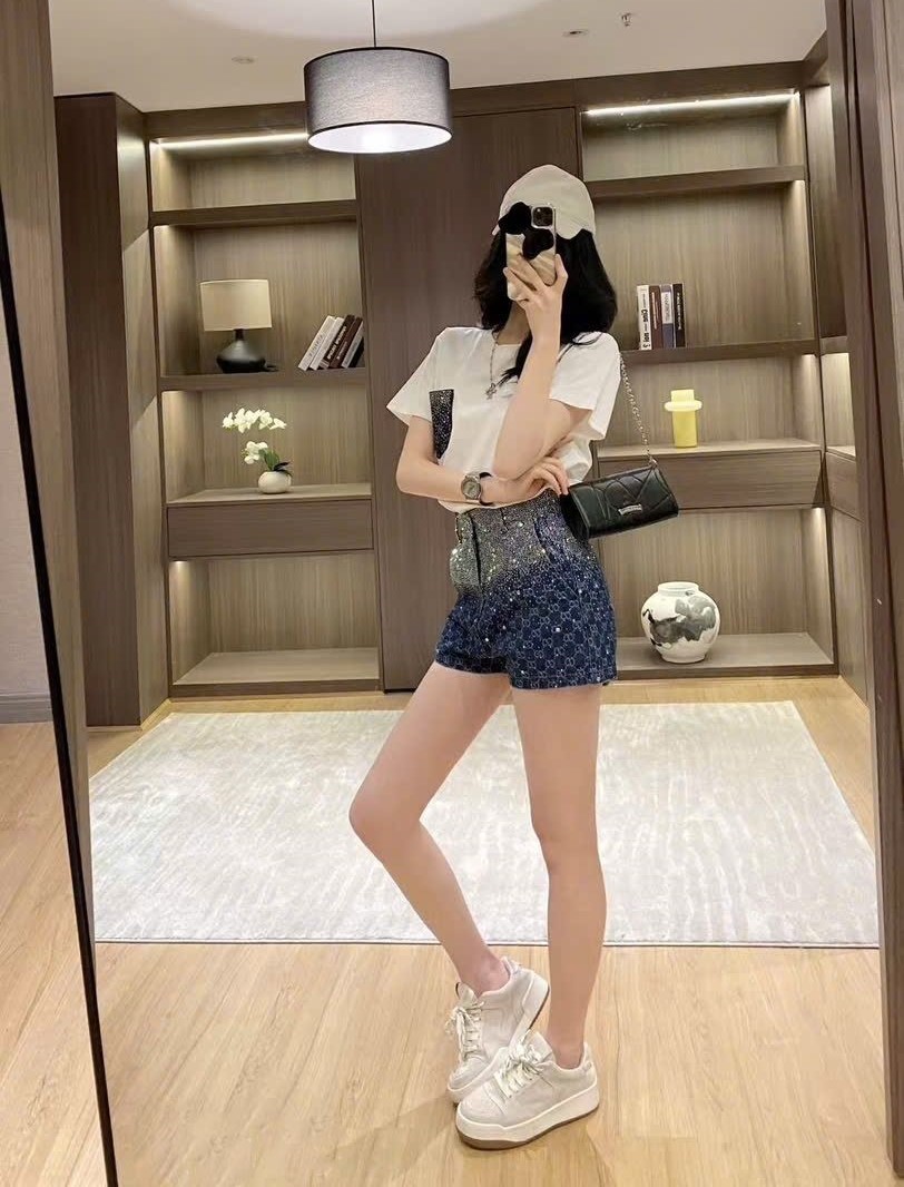 Set bộ áo thun trắng quần short nữ lưng cao Gucci đính đá 3