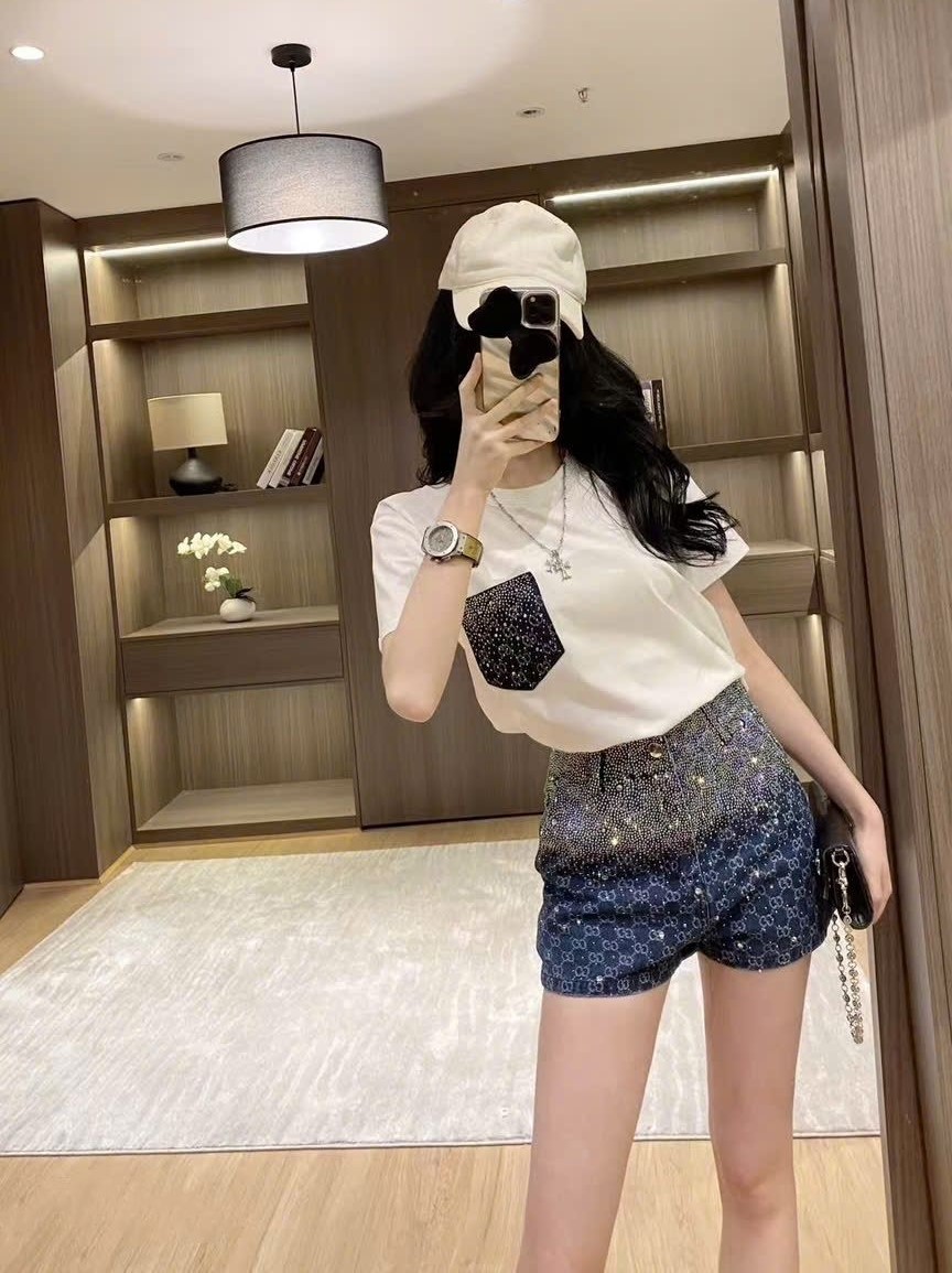 Set bộ áo thun trắng quần short nữ lưng cao Gucci đính đá 9