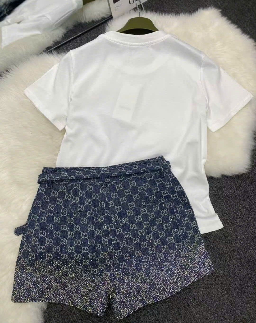 Set bộ áo thun trắng quần short nữ lưng cao Gucci đính đá 14