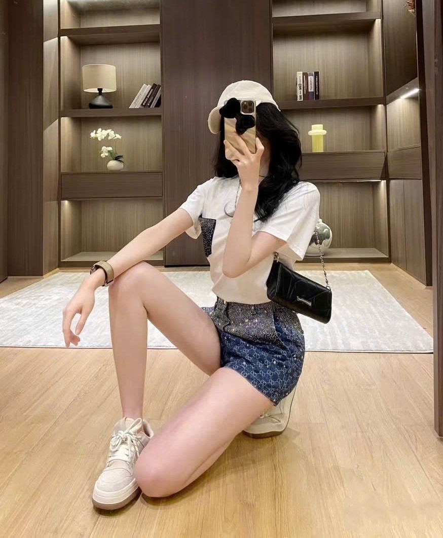 Set bộ áo thun trắng quần short nữ lưng cao Gucci đính đá 17
