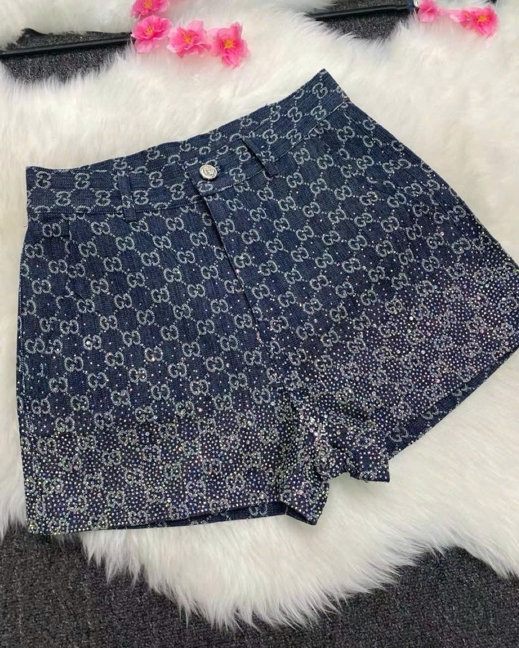 Set bộ áo thun trắng quần short nữ lưng cao Gucci đính đá 19