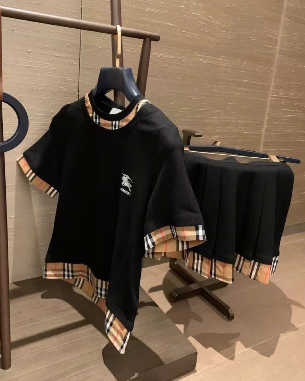 Set áo thun cổ tròn chân váy xếp ly xòe Burberry 1