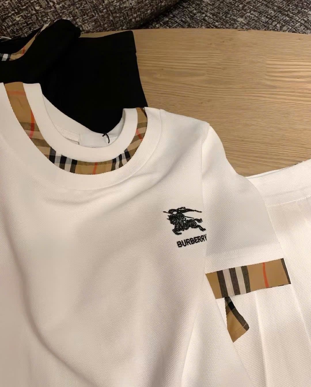 Set áo thun cổ tròn chân váy xếp ly xòe Burberry 2